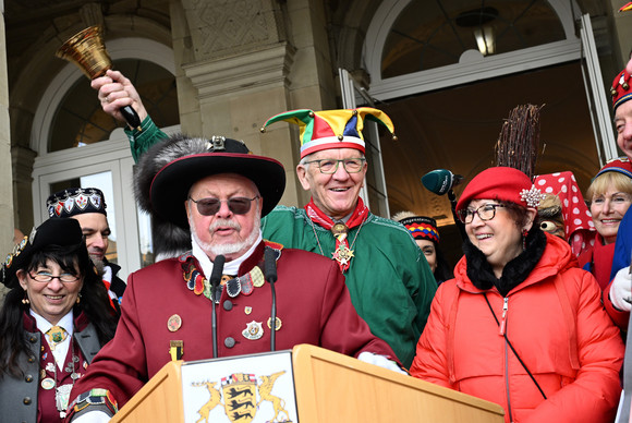Fastnacht Närrischer Staatsempfang der Landesregierung Ministerpräsident Winfried Kretschmann (Mitte) mit einer Glocke in der Hand, daneben stehen seine Frau Gerlinde sowie Närrinnen und Narren.