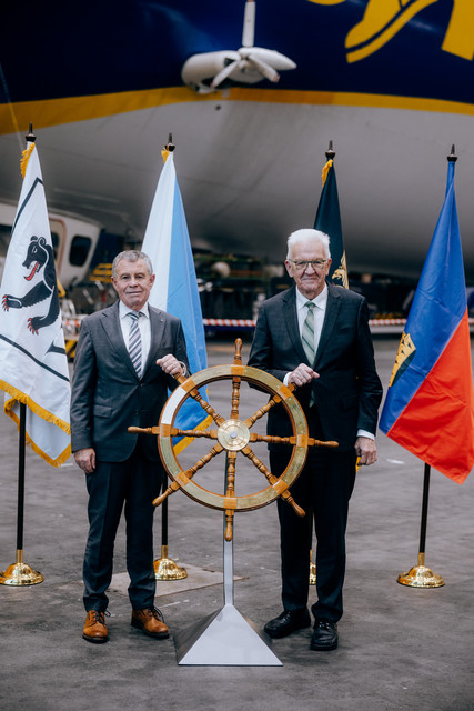 Symbolische Steuerradübergabe im Zeppelin-Hangar Friedrichshafen: Ministerpräsident Winfried Kretschmann (rechts) und Ernst Stocker (links), Regierungsrat des Kantons Zürich