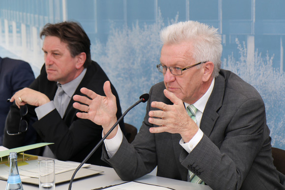 Pressekonferenz „Integration schafft Zusammenhalt“ Ministerpräsident Winfried Kretschmann (r.) und Sozial- und Integrationsminister Manne Lucha (l.)
