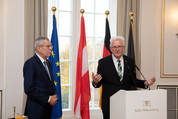 Besuch Österreichischer Bundespräsident besucht Baden-Württemberg Der österreichische Bundespräsident Dr. Alexander Van der Bellen (l.) und Ministerpräsident Winfried Kretschmann (r.) (Bild: Staatsministerium Baden-Württemberg)