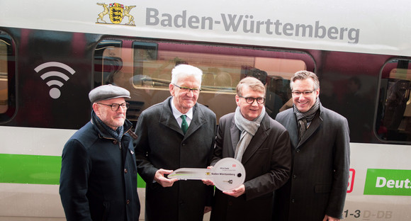 Schienenfernverkehr ICE 4 als Botschafter des Landes unterwegs v. l. n. r.: Verkehrsminister Winfried Hermann, Ministerpräsident Winfried Kretschmann, Ronald Pofalla, Vorstand Infrastruktur der Deutschen Bahn AG, und Thorsten Krenz, Konzernbevollmächtigter der Deutschen Bahn (Bild: Staatsministerium Baden-Württemberg)