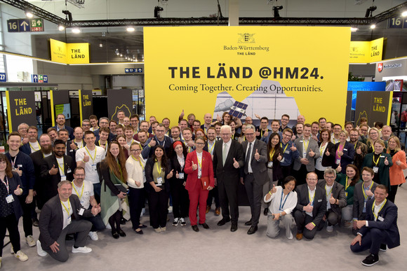 Wirtschaft Kretschmann besucht Hannover Messe Ministerpräsident Winfried Kretschmann (Mitte) am Gemeinschaftsstand von BW_i und der Allianz Industrie 4.0 Baden-Württemberg mit den Ausstellern