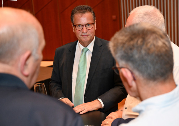 Kabinett Bürgerempfang der Landesregierung in Friedrichshafen Peter Hauk (Mitte), Minister für Ernährung, Ländlichen Raum und Verbraucherschutz, im Gespräch