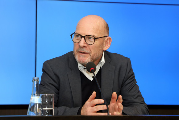 Pressekonferenz Rekordförderung für kommunale Nahverkehrsprojekte Verkehrsminister Winfried Hermann (Bild: Staatsministerium Baden-Württemberg)