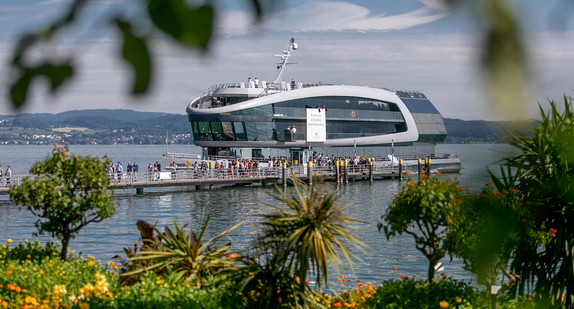 Das Schiff „MS Sonnenkönigin“ legt ab am Bodensee