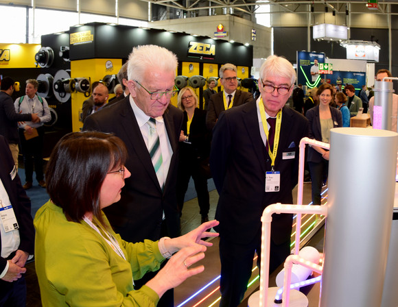 Industrie Kretschmann besucht Hannover Messe Ministerpräsident Winfried Kretschmann (Mitte) am Stand des Karlsruher Instituts für Technologie