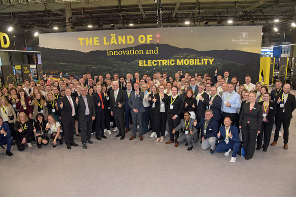 Wirtschaft Kretschmann besucht Hannover Messe Ministerpräsident Winfried Kretschmann am Gemeinschaftsstand von BW_i, e-mobil BW und Wirtschaftsförderung Region Stuttgart mit Ausstellern
