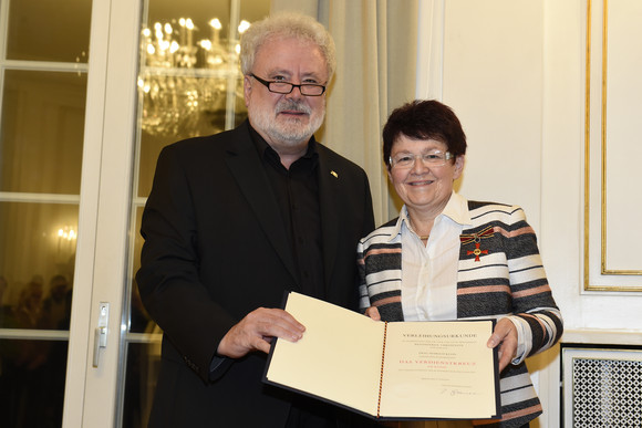 Auszeichnung Verdienstkreuz am Bande für Margot Kuon Staatsminister Klaus-Peter Murawski (l.) und Margot Kuon (r.)