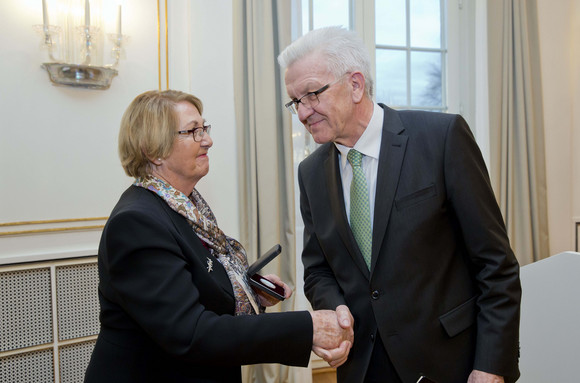 Auszeichnung Große Staufermedaille in Gold für Ministerin a.D. Barbara Schäfer-Wiegand Ministerpräsident Winfried Kretschmann (r.) überreicht Ministerin a.D. Barbara Schäfer-Wiegand (l.) die Große Staufermedaille in Gold des Landes Baden-Württemberg.