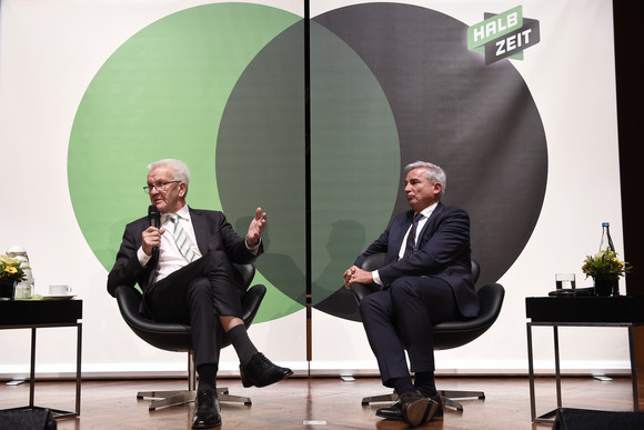 ZWISCHENBILANZ Nüchtern betrachtet erfolgreich – Kretschmann und Strobl in Bruchsal Ministerpräsident Winfried Kretschmann (l.) und Innenminister Thomas Strobl (r.)