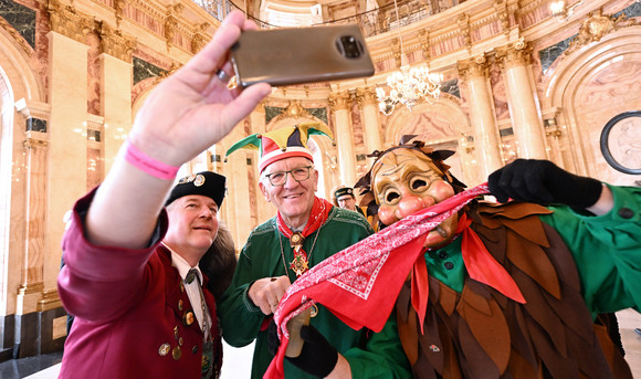 Fastnacht Närrischer Staatsempfang der Landesregierung Narren machen ein Selfie mit Ministerpräsident Winfried Kretschmann (Mitte).