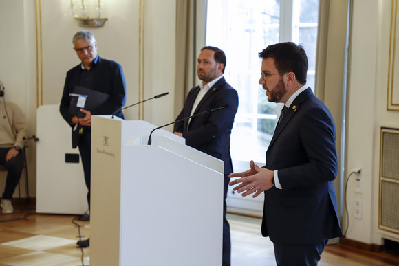 Europa Besuch des Präsidenten Kataloniens Der Präsident der Generalitat von Katalonien, Pere Aragonès (rechts), Staatssekretär Florian Hassler (Mitte) und Regierungssprecher Arne Braun (links) in der Villa Reitzenstein in Stuttgart