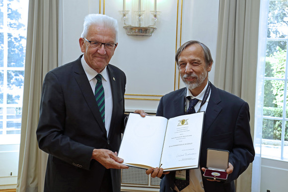 Auszeichnung Staufermedaille in Gold an die Mitglieder des Corona-Beraterkreises Ministerpräsident Winfried Kretschmann (l.) und Prof. Dr. med. Martin Eichner (r.)