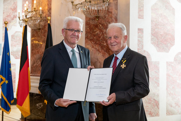 Auszeichnung Verdienstorden des Landes an 18 verdiente Persönlichkeiten Ministerpräsident Winfried Kretschmann (l.) und Josef Schaut (r.) (Bild: Staatsministerium Baden-Württemberg)