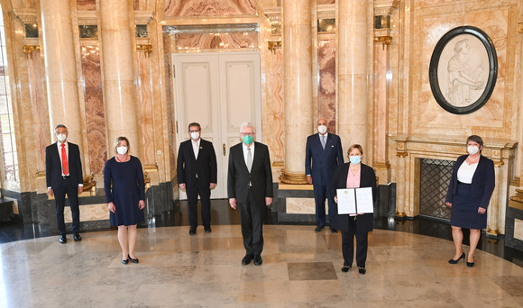 Sport Unterzeichnung des Solidarpakts Sport IV v.l.n.r.: Martin Lenz, Vizepräsident Landessportverband Baden-Württemberg, Finanzministerin Edith Sitzmann, Andreas Felchle, Vizepräsident Landessportverband Baden-Württemberg, Ministerpräsident Winfried Kretschmann, Gundolf Fleischer, Vizepräsident Landessportverband Baden-Württemberg, Sportministerin Dr. Susanne Eisenmann und Elvira Menzer-Haasis, Präsidentin Landessportverband Baden-Württemberg