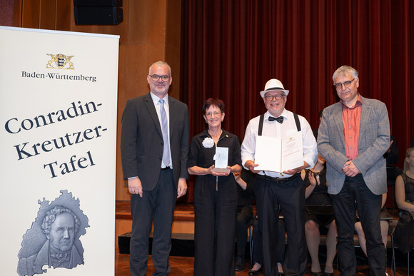 Staatssekretär Arne Braun eehrt 16 Amateurmusik-Vereine mit der Conradin-Kreutzer-Tafel