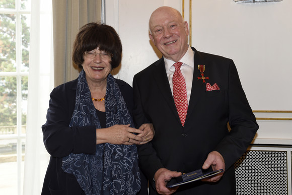 Auszeichnung Verdienstkreuz am Bande für Werner Schmoll Staatsrätin Gisela Erler (l.) und Werner Schmoll (r.)