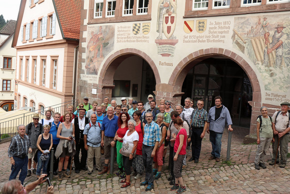 Sommertour Kretschmann wandert mit Bürgerinnen und Bürgern Schiltach: Gruppenbild mit Ministerpräsident Winfried Kretschmann (M.) und der Wandergruppe vor dem Rathaus