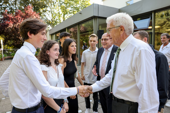 Landesregierung Auswärtige Kabinettssitzung in Bad Mergentheim Ministerpräsident Winfried Kretschmann (links) im Gespräch mit Bürgerinnen und Bürgern