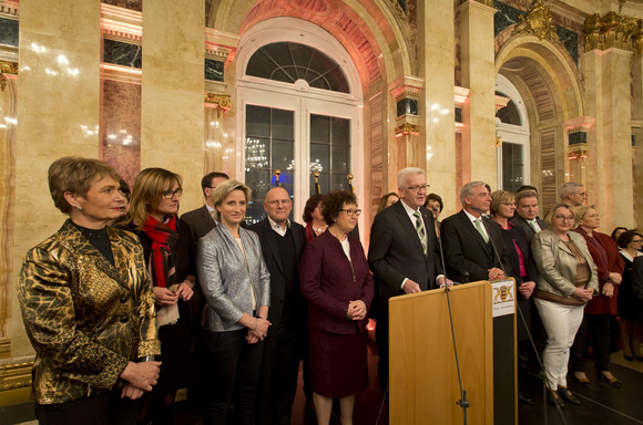 Empfang Neujahrsempfang der Landesregierung Ministerpräsident Winfried Kretschmann (M.) und Ehefrau Gerlinde mit den Mitgliedern des Kabinetts