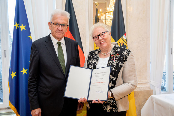 Tag des Ehrenamtes Kretschmann würdigt besonderes ehrenamtliches Engagement Ministerpräsident Winfried Kretschmann (l.) und Anita Pfanner (r.), Endingen am Kaiserstuhl (Bild: Staatsministerium Baden-Württemberg)