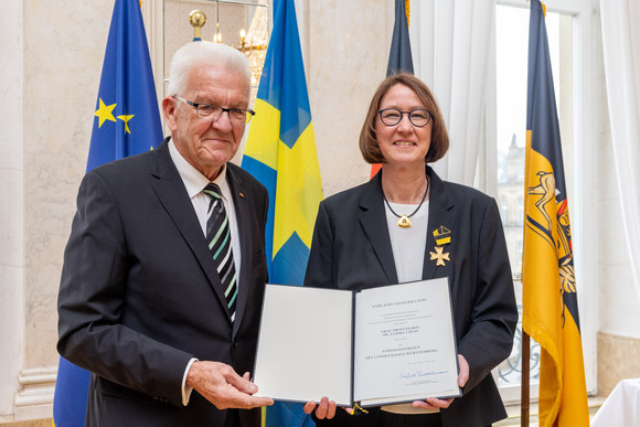 Auszeichnung Verdienstorden des Landes an 22 verdiente Persönlichkeiten Ministerpräsident Winfried Kretschmann (links) und Prof. Dr. Ulrike Cress (rechts)