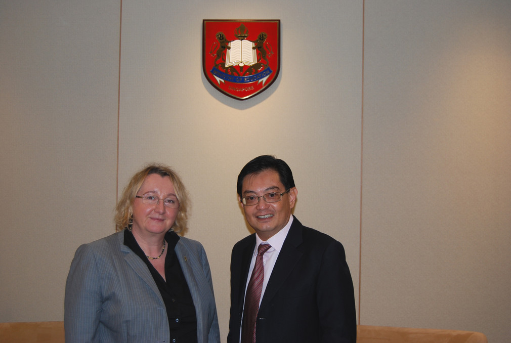 Reise des Wissenschaftsausschusses nach Singapur und Malaysia: Ministerin Bauer und Minister HENG Swee Keat im Ministerium für Bildung von Singapur