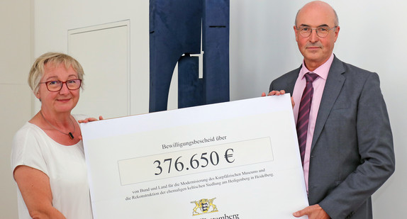 Ministerin Bauer übergibt Scheck