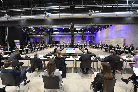Top-Level-Meeting Fünfte Jahresveranstaltung des Strategiedialogs Automobilwirtschaft Blick ins Plenum bei der fünften Jahresveranstaltung des Strategiedialogs Automobilwirtschaft.