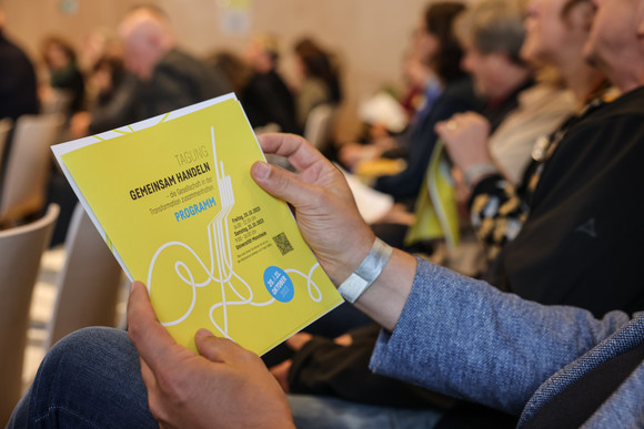 Zusammenhalt in der Transformation Tagung „Gemeinsam handeln“ Das Programmheft der Tagung „Gemeinsam Handeln – die Gesellschaft in der Transformation zusammenhalten“