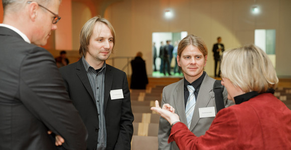 Forschung Verleihung des Landesforschungspreises und des Preises für mutige Wissenschaft 2016 Ministerin Theresia Bauer im Gespräch mit den beiden Preisträgern Prof. Erik Schäffer und Dr. Ferdinand Ludwig, Foto: MWK / Jan Potente