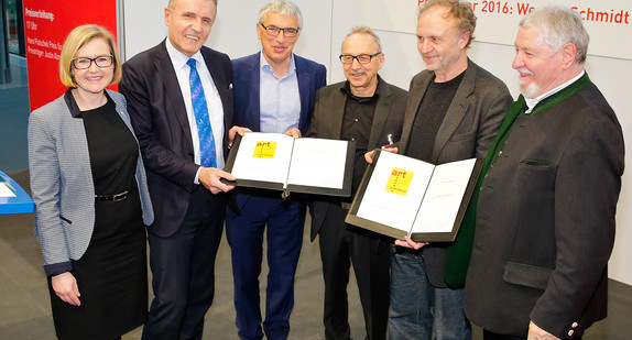 Gruppenbild (v.l.n.r.): Britta Wirtz, Wolfram Jäger, Kunststaatssekretär Jürgen Walter, Werner Wohlhüter, Werner Schmidt, Ewald Karl Schrade, Foto: Jürgen Rösner