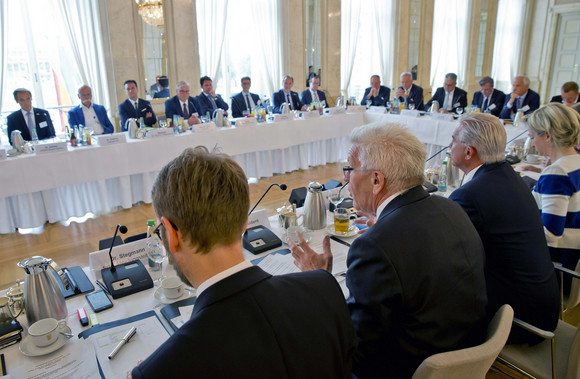 MOBILITÄT Strategiedialog Automobilwirtschaft Ministerpräsident Winfried Kretschmann (M.) beim Austausch mit Teilnehmern des Strategiedialogs Automobilwirtschaft