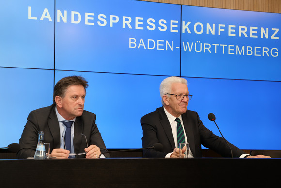 Pressekonferenz Land stärkt Hospiz- und Palliativversorgung Ministerpräsident Winfried Kretschmann (r.) und Sozial- und Integrationsminister Manne Lucha (l.) (Bild: Staatsministerium Baden-Württemberg)