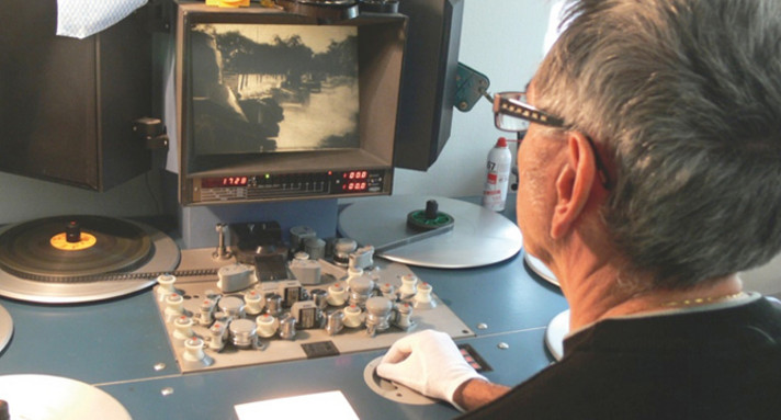 Sichtungsplatz für historisches Material, Foto: Haus des Dokumentarfilms