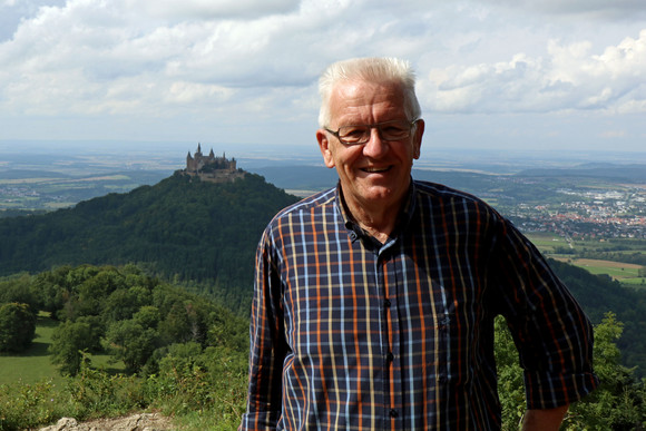 Sommertour Kretschmann wandert mit Bürgerinnen und Bürgern Ministerpräsident Winfried Kretschmann auf dem Zeller Horn, im Hintergrund die Burg Hohenzollern