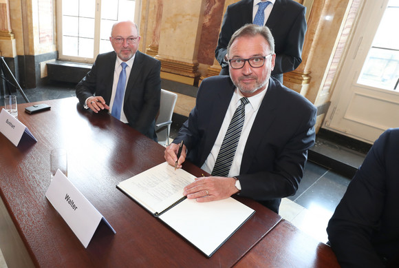 Ausbildung Neues Ausbildungsbündnis unterzeichnet Joachim Walter, Präsident des Landkreistages Baden-Württemberg, bei der Unterzeichnung des Bündnisses (Bild: Staatsministerium Baden-Württemberg)