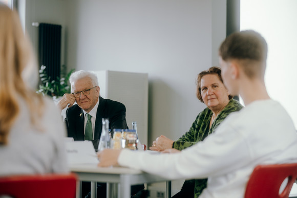 Schulbesuch Austausch zu Reformen für weiterführende Schulen Ministerpräsident Winfried Kretschmann (hinten links) und Kultusministerin Theresa Schopper (hinten rechts) im Gespräch mit Schülerinnen und Schülern