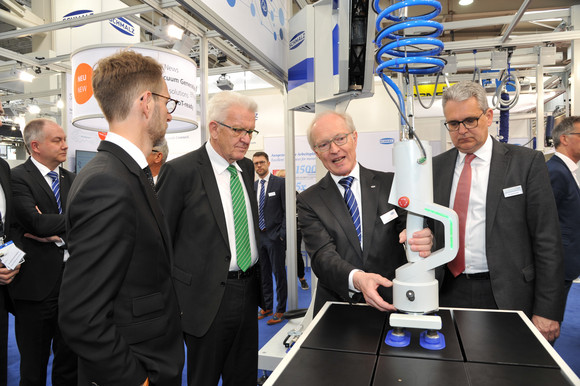 Wirtschaft Kretschmann besucht Hannover Messe Ministerpräsident Winfried Kretschmann (M.) besucht den Stand der J. Schmalz GmbH aus Glatten (Bild: Staatsministerium Baden-Württemberg)