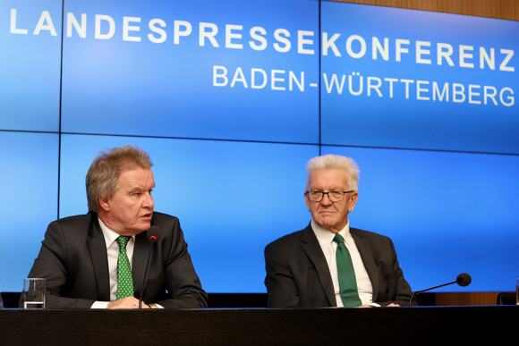 Pressekonferenz Bilanz des Aktionsprogramms Jagst Ministerpräsident Winfried Kretschmann (r.) und Umweltminister Franz Untersteller (l.) (Bild: Staatsministerium Baden-Württemberg)