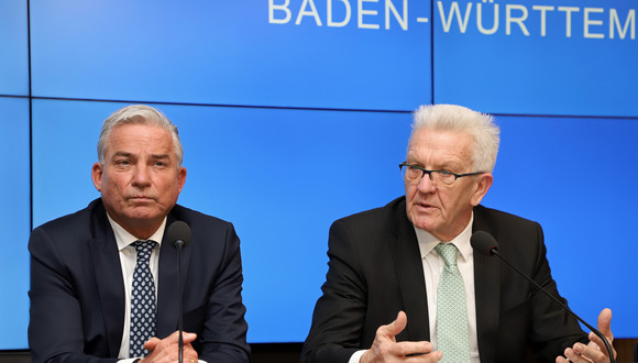 Pressekonferenz Luftreinhaltung in Stuttgart und Digitalisierung von Kommunen Ministerpräsident Winfried Kretschmann (r.) und Innenminister Thomas Strobl (l.) (Bild: Staatsministerium Baden-Württemberg)