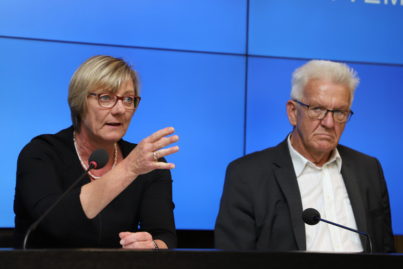 Pressekonferenz Optimierte Kostensteuerung im staatlichen Hochbau Ministerpräsident Winfried Kretschmann (r.) und Finanzministerin Edith Sitzmann (l.)
