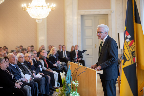 Tag des Ehrenamtes Kretschmann würdigt besonderes ehrenamtliches Engagement Ministerpräsident Winfried Kretschmann (r.) bei seiner Ansprache zu den Gästen (Bild: Staatsministerium Baden-Württemberg)