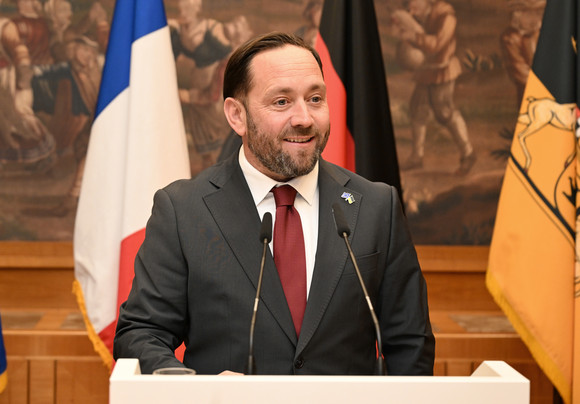 Europa Staufermedaille für Verdienste um europäischen Zusammenhalt Staatssekretär Florian Hassler