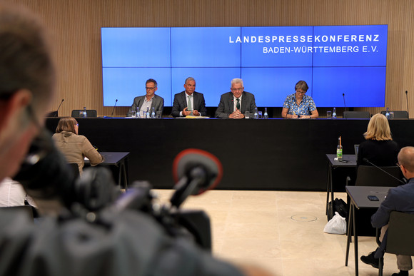 PRESSEKONFERENZ Mehr Sicherheit für das Land v.l.n.r.: Regierungssprecher Rudi Hoogvliet, Innenminister Thomas Strobl, Ministerpräsident Winfried Kretschmann und die Vorsitzende der Landespressekonferenz Baden-Württemberg, Barbara Schlegel