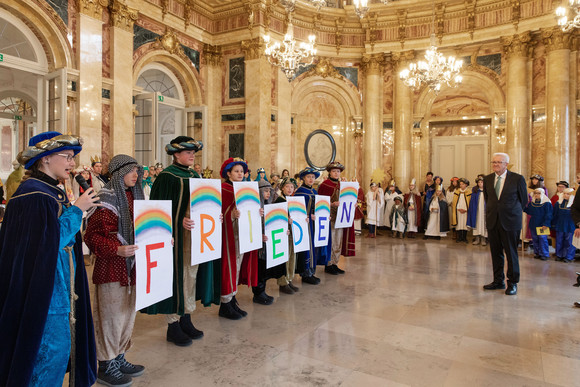 Aktion Dreikönigssingen Kretschmann empfängt Sternsingergruppen Ministerpräsident Winfried Kretschmann beim Sternsingerempfang im Neuen Schloss (Bild: Staatsministerium Baden-Württemberg)