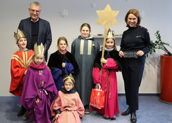 Ministerin Petra Olschowski und Staatssekretär Arne Braun mit den Sternsingern.