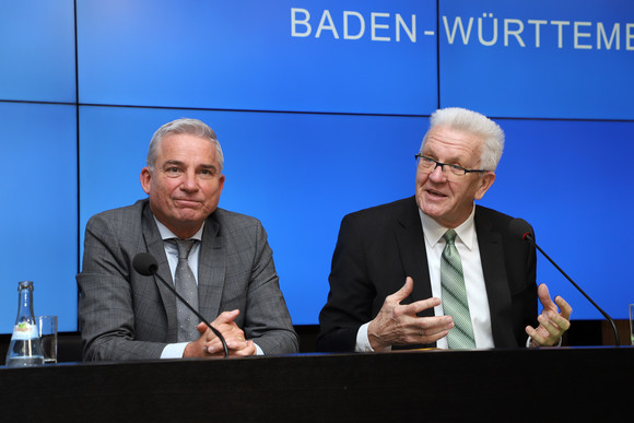Pressekonferenz Coronavirus, Innenpolitik und Digitalisierung Ministerpräsident Winfried Kretschmann (r.) und Innenminister Thomas Strobl (l.) bei der Regierungspressekonferenz (Bild: Staatsministerium Baden-Württemberg)