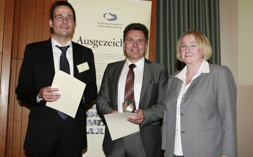 Landesforschungspreis 2011: Ministerin mit den Preisträgern, v.l.: Prof. Dr. Peter Sanders, Prof. Dr. Peter Auer, Ministerin Theresia Bauer