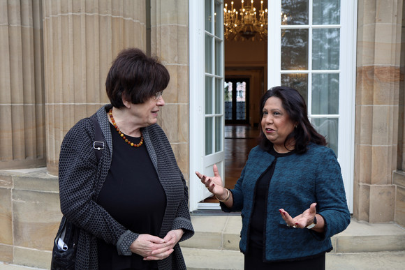Staatsrätin Gisela Erler (l.) und Pramila Patten (r.) im Gespräch vor der Villa Reitzenstein in Stuttgart